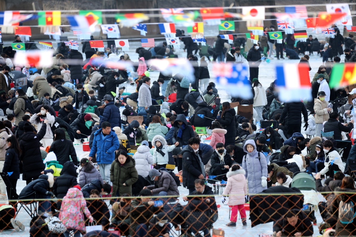 안동시 암산유원지에서 열린  암산얼음축제에서 가는 겨울이 아쉬운 관광객들이 빙어 낚시를 하고 있다(안동시 제공)