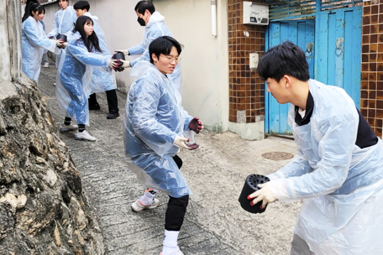 예천군에서 전지훈련 중인 육상 단거리 국가대표 후보선수단이 7일 예천읍 취약계층에 연탄배달 봉사활동을 하고 있다. (예천군 제공)