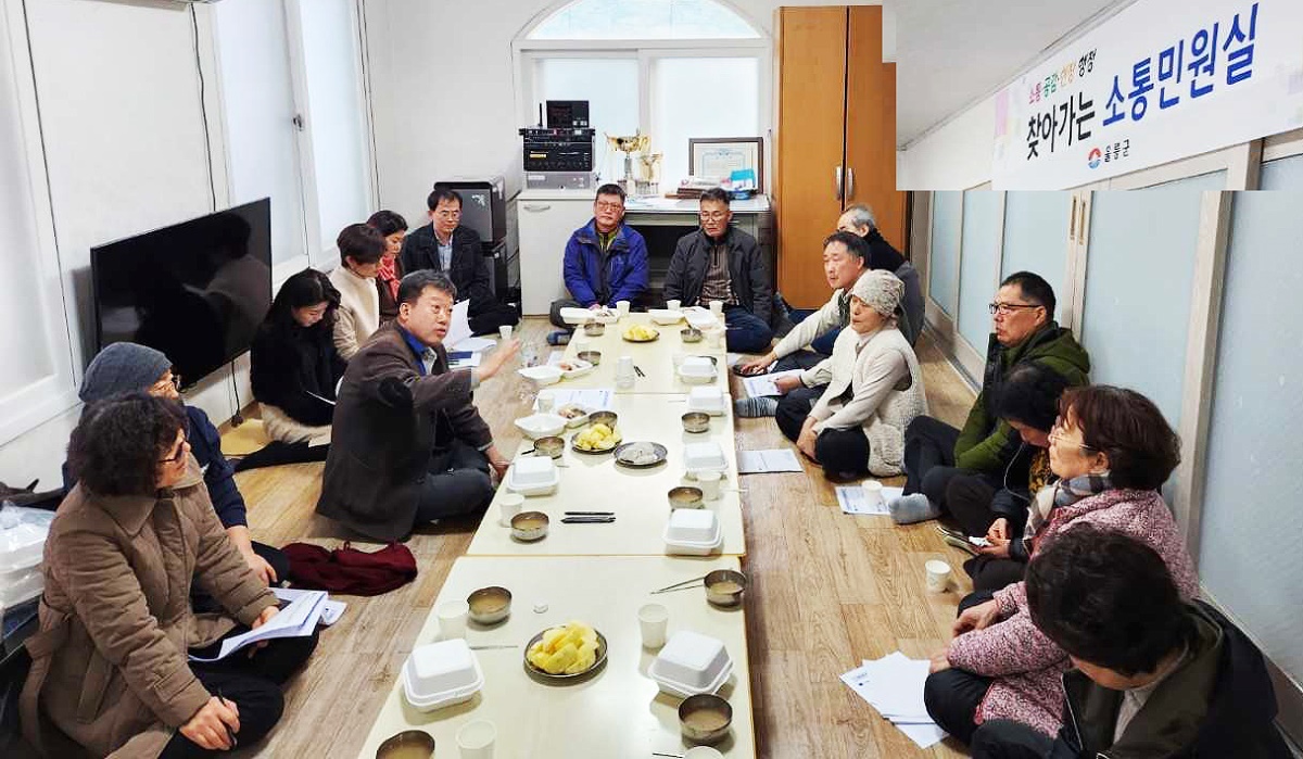남한권 울릉군수가 9일 북면 나리분지 마을 회관에서 열린 찾아가는 소통민원실에서 주민들과 대화하고 있다(울릉군 제공)