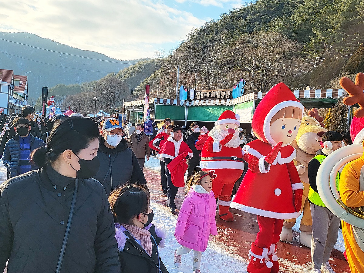 한겨울 봉화 분천산타마을 축제에 관광객들이 몰려들고 있다.(봉화군 제공)