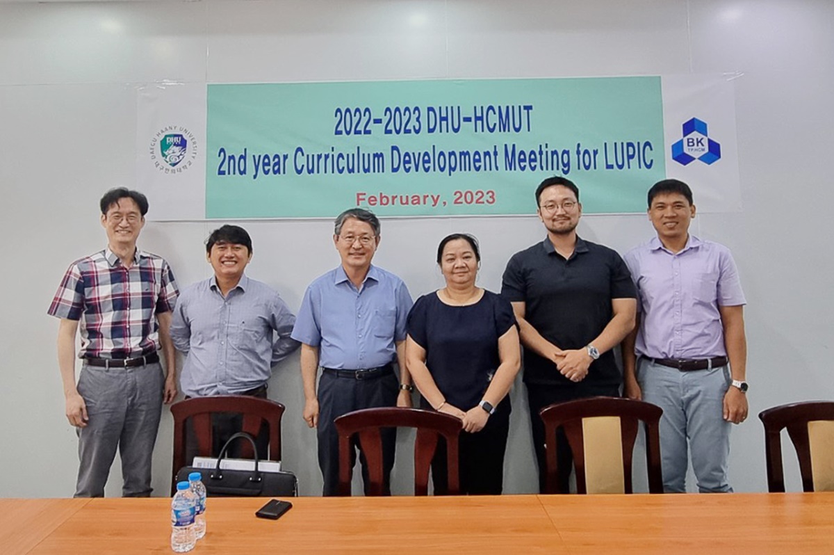 호치민 대학 방문 후 기념촬영 모습.[대구한의대 제공]