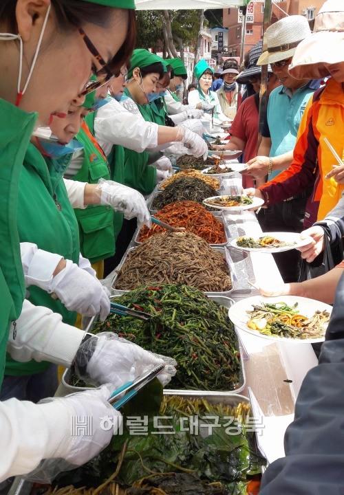 울릉군 새마을 부녀회가 매년 명이절임과 참고비등 울릉도 고급산채들을 널리 알리기 위해 관광객들에게 무료로 제공하고 있다.(헤럴드 DB))