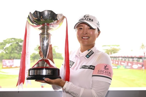 우승 트로피를 들고 포즈를 취한 고진영. [사진=LPGA]