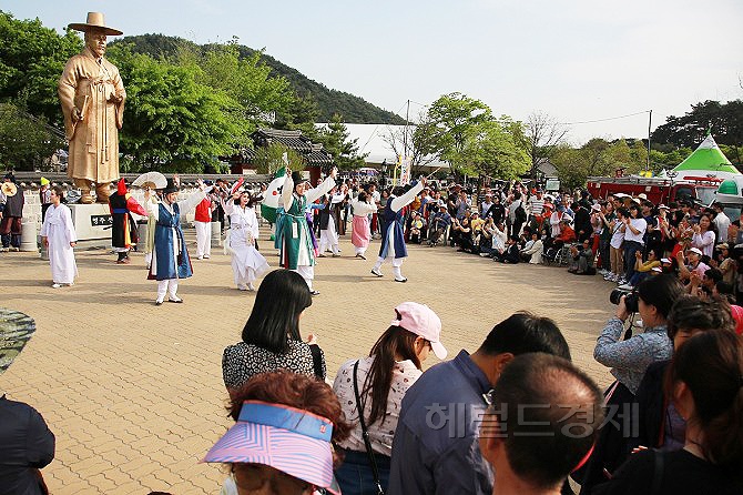 선비동상 앞에서 열린 선비문화축제 공연에 구경꾼들이 즐거워 하고 있다(헤럴드DB)