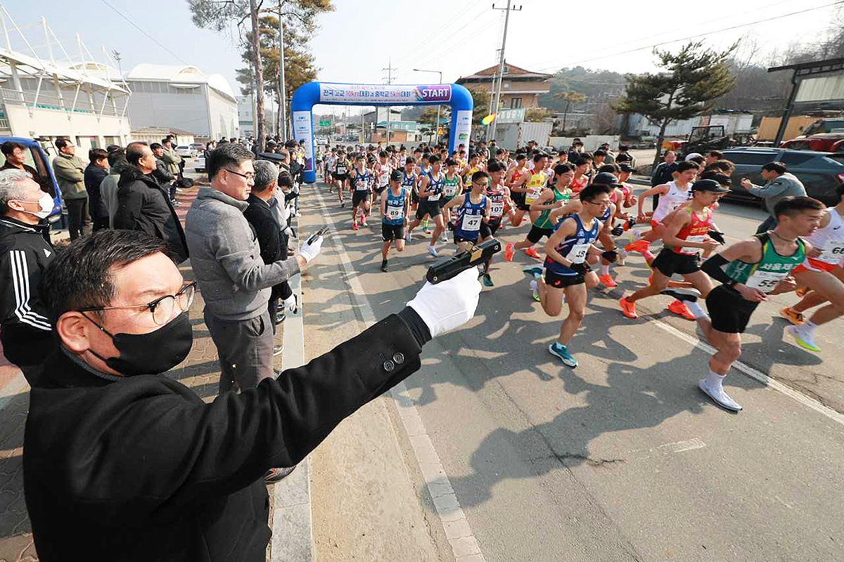 예천 도효자배 중·고 단축마라톤대회 출전 선수들이 힘차게 출발하고 있다(예천군 제공)