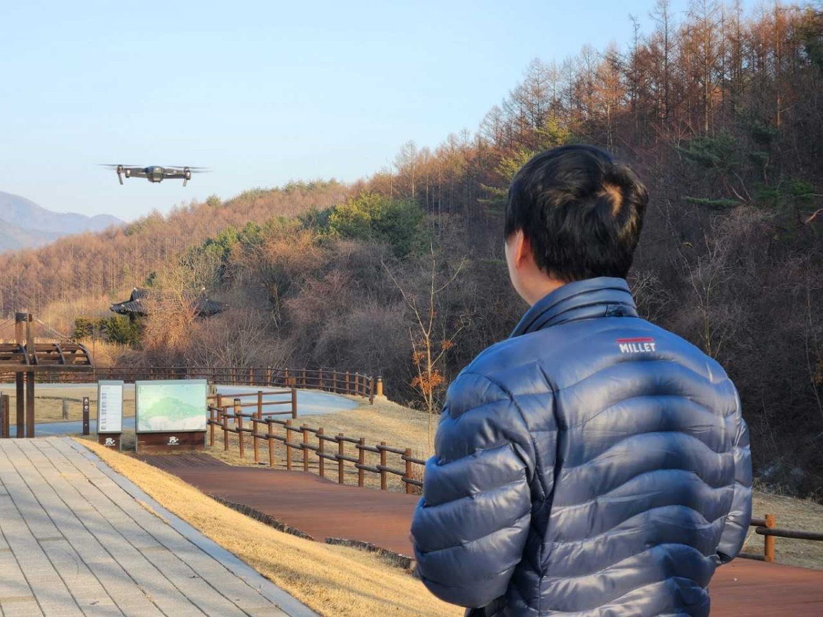 백두대간 수목원 전시원실 직원이 정사영상 제작을 위해 드론을 작동하고 있다(국립뱁두대간 수목원 제공)