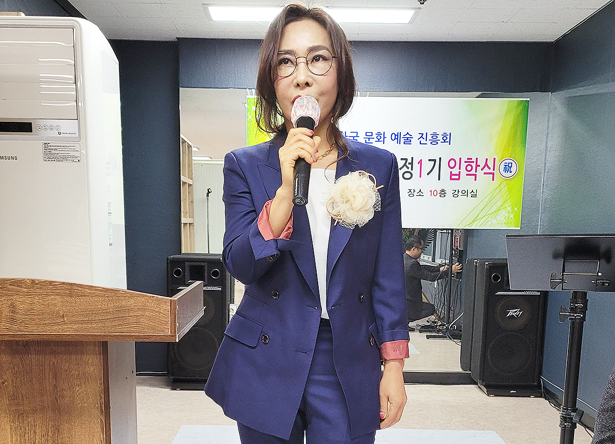 시낭송가 배월영 시인이 열띤 강의를 하고 있다( 한국문화예술진흥회제공)