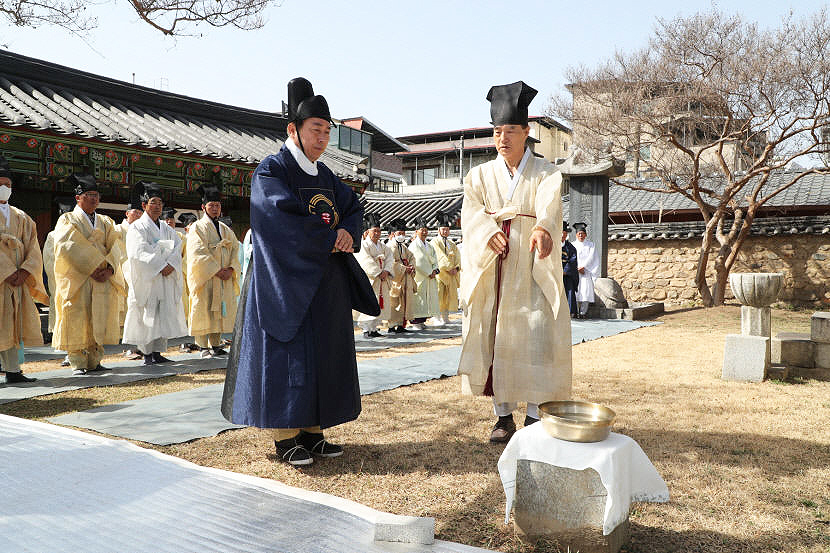 10일 경북 안동 태사묘에서 삼태사 후손들이 춘계향사를 봉행했다.(안동시 제공)