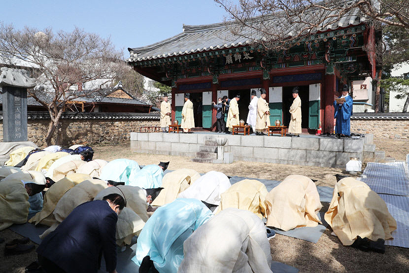 10일 경북 안동 태사묘에서 삼태사 후손들이 춘계향사를 봉행했다.(안동시 제공)