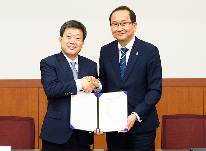 강병삼 제주시장(오른쪽)과 남한권 울릉군수(왼쪽)이 참석한 가운데 9일 제주시청에서 자매결연 협정 체결식이 진행되고 있다.(울릉군 제공)
