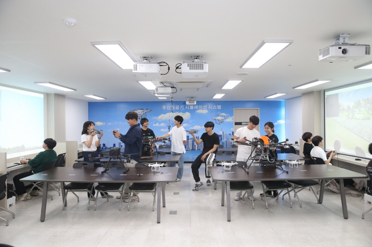 대구과학대 측지정보과 학생들이 공간정보 특성화 전문대학 사업을 통해 개설된 무인항공기 시뮬레이션 시스템 교육 실습을 하고 있다.[대구과학대 제공]