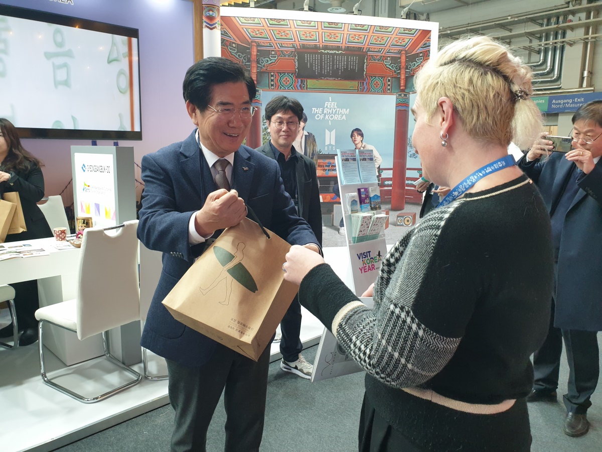 김성조 경북문화관광공사 사장이 '2023 베를린 국제관광박람회'에 참가해 독일인에게 경북도 관광 홍보물을 나눠주며 경북을 알리고 있다.[경북문화관광공사 제공]