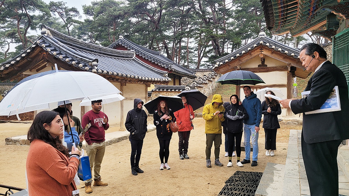 생태관광 프로그램에 참여한 미국, 영국, 스웨덴, 인도 등 8개국 외국인들이 소수서원 강학당에서  서원에 대해 설명듣고  있다(영주시 제공)