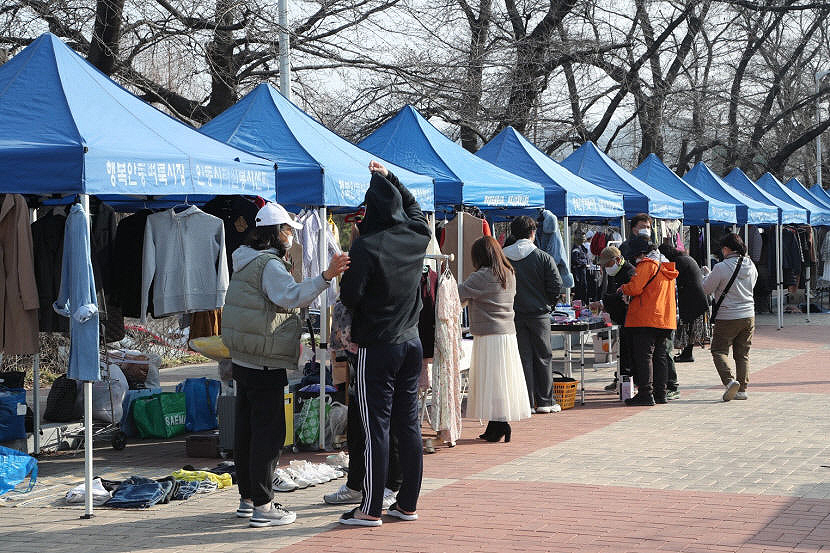 지난 11일 경북 안동문화예술의전당 옆 광장에서 '행복 안동 벼룩시장'이 열리고 있는 모습.(안동시 제공)