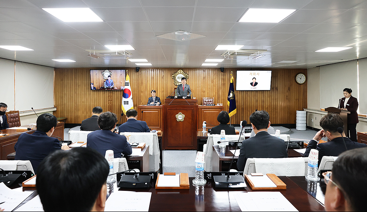 15일 열린  영주시 의회 제270회 임시회에서  심재연 의장이  개회사를 하고 있다(영주시 의회제공)