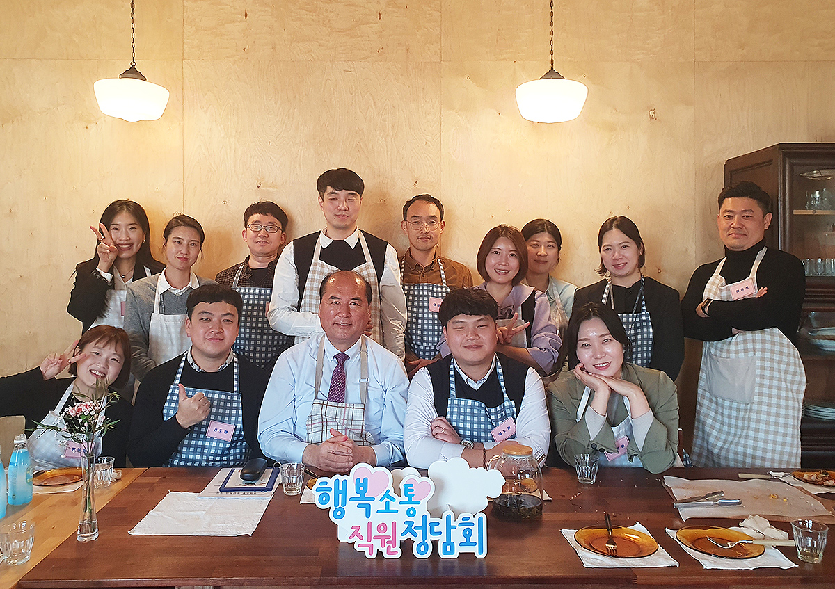 강영석 상주시장이 영유아 학부모 직원들과 행복소통 정담회를 열고 있다(상주시 제공)