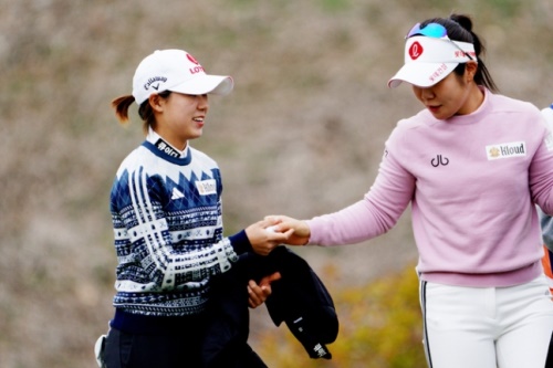 첫날 선두에 나선 롯데 골프단의 이소영(오른쪽)과 황유민. [사진=크라우닝 제공]