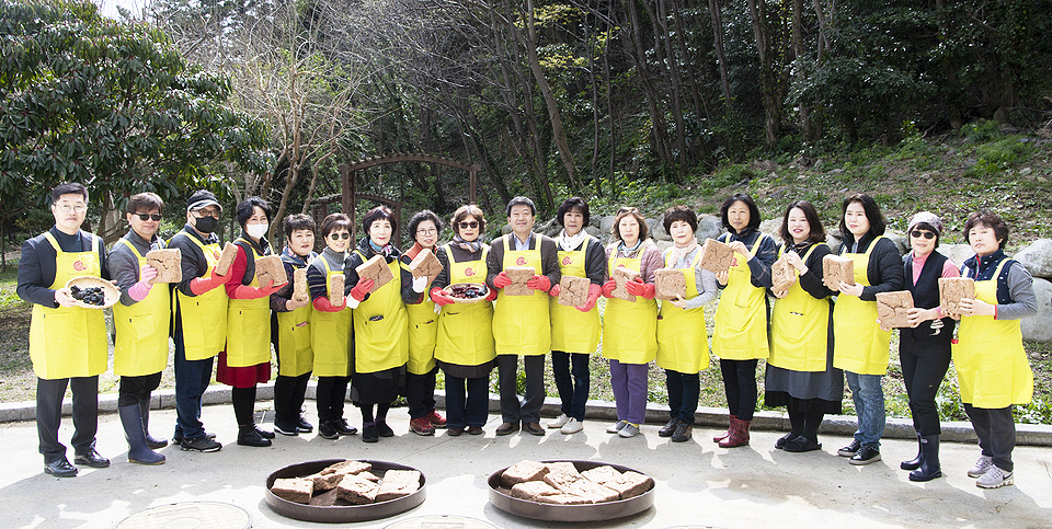 17일 울릉군은  전통음식문화 계승 및 관내 나눔활동의 일환으로 우산고로쇠 장 담그기 행사에 앞서 남한권 울릉군수와 슬로푸드울릉군지부 회원들이 메주를 들고 기념사진을 찍고 있다(울릉군 제공)