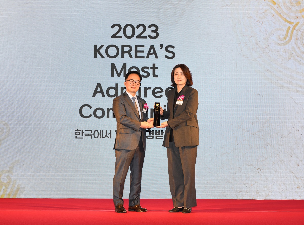 영진전문대는 지난 17일 서울에서 열린 ‘한국에서 가장 존경받는 기업’시상식에서 전문대학부문 1위를 수상했다. 장현주 영진전문대 부총장(오른쪽)이 한수희 KMAC 대표이사 사장과 기념촬영을 하고 있다.[영진전문대 제공]