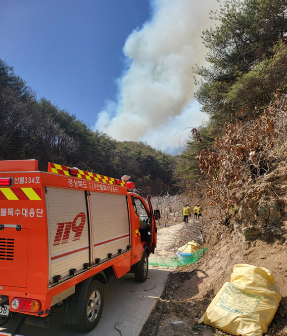 119산불특수대응단이 안동산불현장에 투입되고 있다 (경북소방본부 제공)