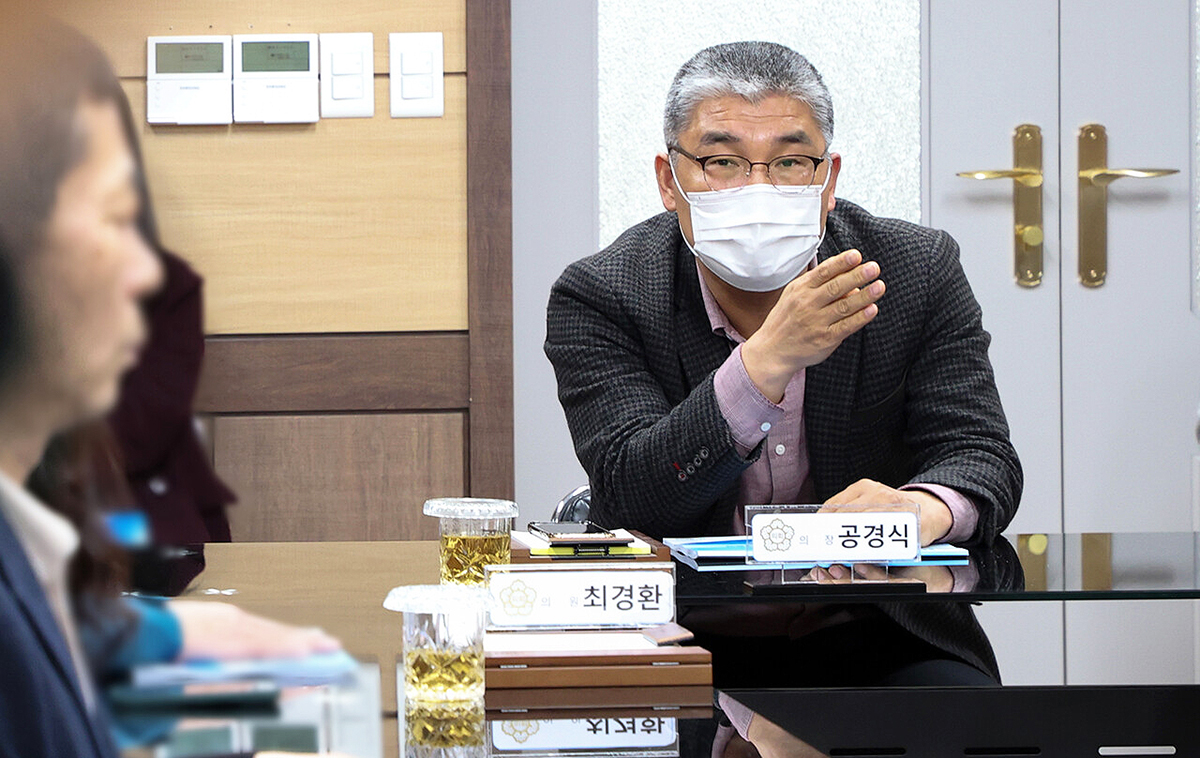 공경식 울릉군 의회의장이 최근 열린 '울릉 공공하수처리시설'건립 실행 연구용역 방안에 대한 최종보고회에서 의견을 제시하고 있다(울릉군 의회 제공)