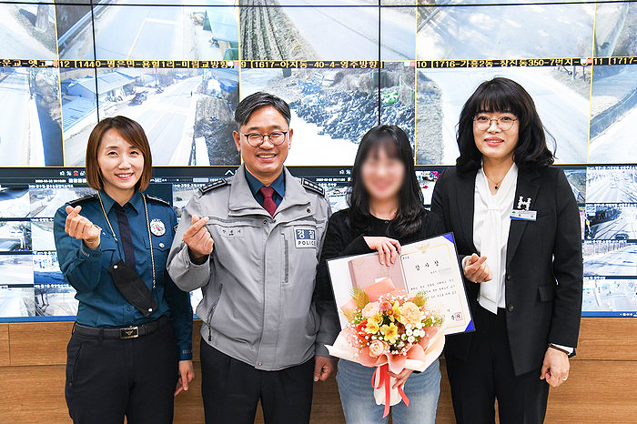 CCTV관제요원이 안문기 영주경찰서장 감사장을 받고 기념사진을  찍고 있다, 사진 왼쪽부터  서지은 생안과장,안문기 서장, 관제요원.조낭영주시 홍보전산실장(영주시 제공)