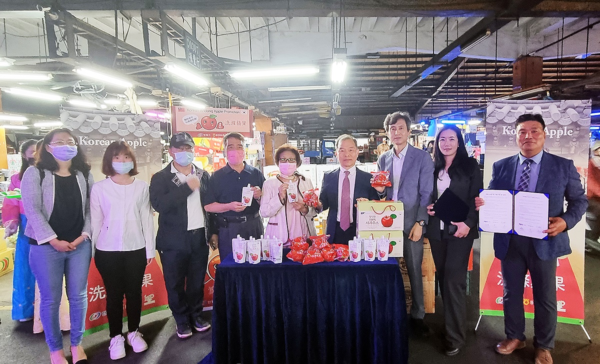 안동시 농특산물 시장개척단이 대만에서 사과 200t, 사과즙 10t의 수출 약정을 맺는 판로확장 성과를 이뤘다.(안동시 제공)