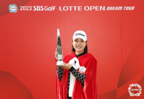 우승 트로피를 들고 포즈를 취한 장은수. [사진=KLPGA]