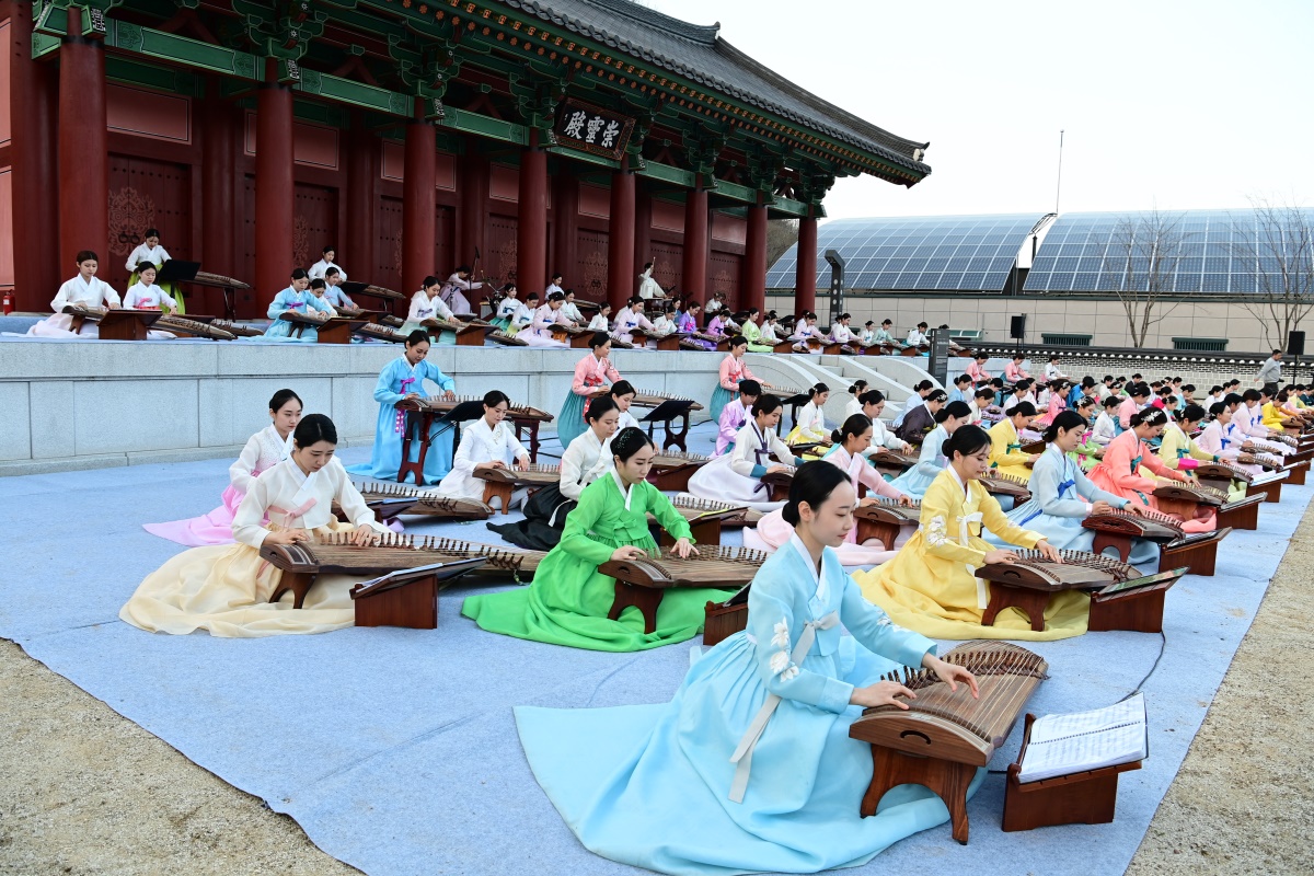 100대 가야금 공연 모습.[고령군 제공]