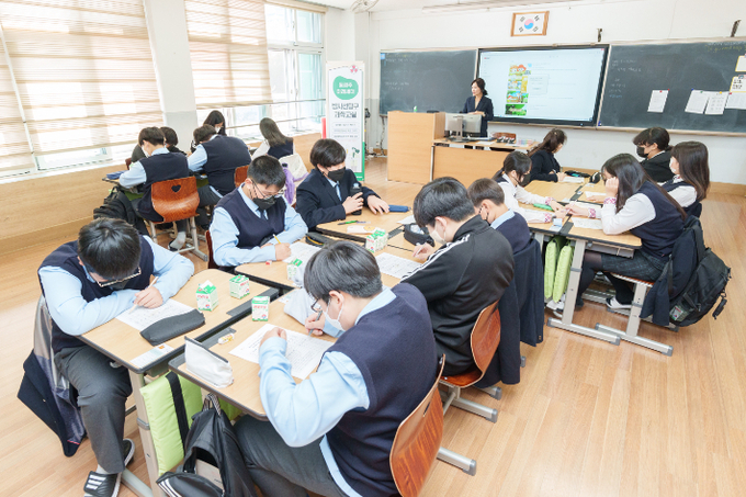지난달 31일 열린 경주 양남중 학생들 방사능 탐구교실 수업 모습.[월성본부 제공]