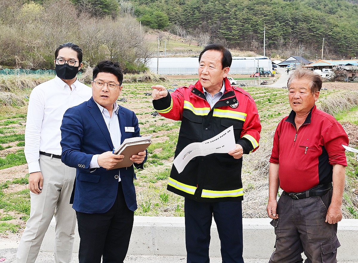 박현국 봉화군수가 4일 재산면 상리 소하천 정비공사 현장을 방문해 사업추진상황을 점검하고 있다. (봉화군 제공)
