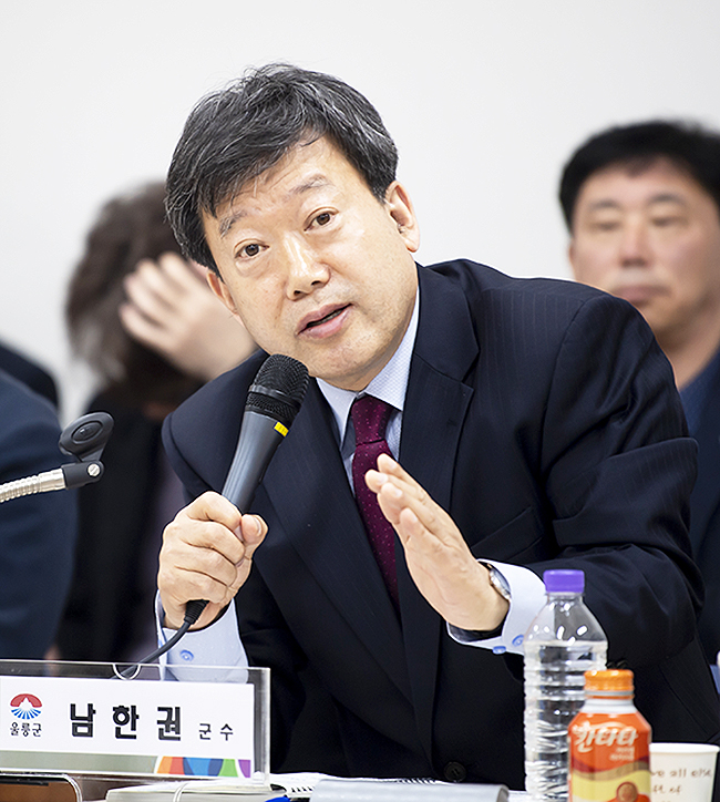 남한권 울릉군수가 5일 지역 언론인과의 간담회에서 지난달 30일 국회의원 30여명의  서명으로 발의된  울릉도·독도 지원을 위한 특별법에 대해 설명하고 있다(울릉군 제공)