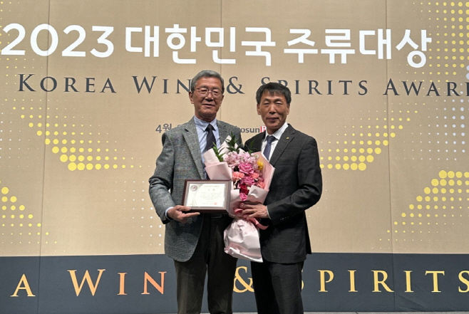 경북 예천군 소재 ㈜착한농부에서 제조한 전통주 '춘희(春姬)'가 '2023 대한민국 주류 대상'에서 우리 술 증류주 부문 대상을 수상했다. (예천군 제공)