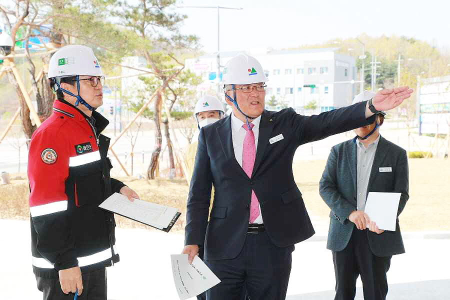 김학동 예천군수가 최근 관계자들과 함께 준공을 앞둔 복합커뮤니티센터 현장을 둘러보고 있다. (예천군 제공)