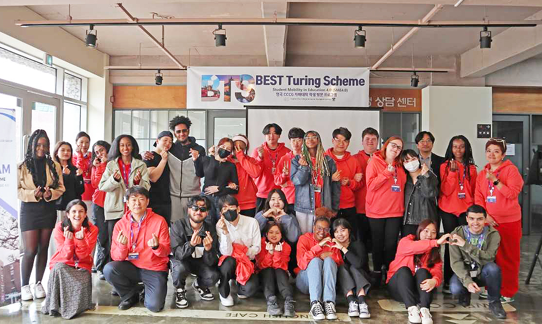 경북전문대학교에서 진행된 영국 대학생 국비 지원 단기연수 프로그램  수료식후 기념사진을 찍으며 석별의 정을 아쉬워 하고 있다(경북전문대 제공)