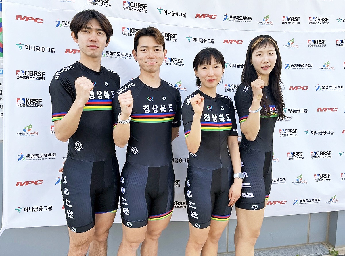 국가대표에 선발된 안동시청 롤러경기팀이 파이팅을 외치고 있다. 사진 왼쪽부터 정철규·정철원·양두이·박민정 선수. (안동시 제공)