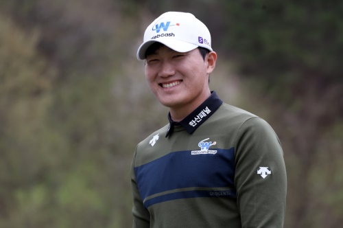 15번 홀서 버디를 잡고 환하게 웃고 있는 전성현. [사진=KPGA]