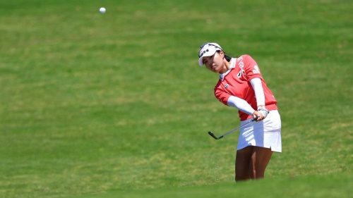 3라운드 도중 5번 홀에서 아이언 샷을 날리고 있는 성유진. [사진=LPGA]