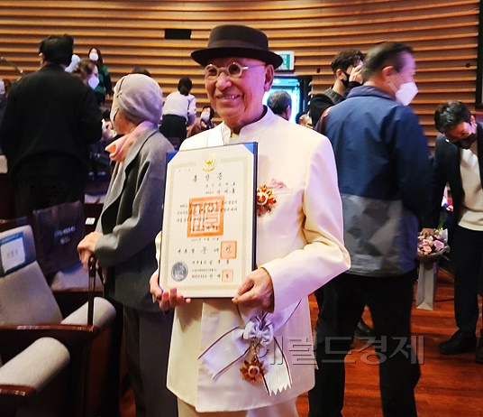 지난 2021년10월 22일 문화의 날을 맞아 금관 문화훈장을 받고 기념 촬영을 하고 있는 박서보 화백. (예천군 제공)