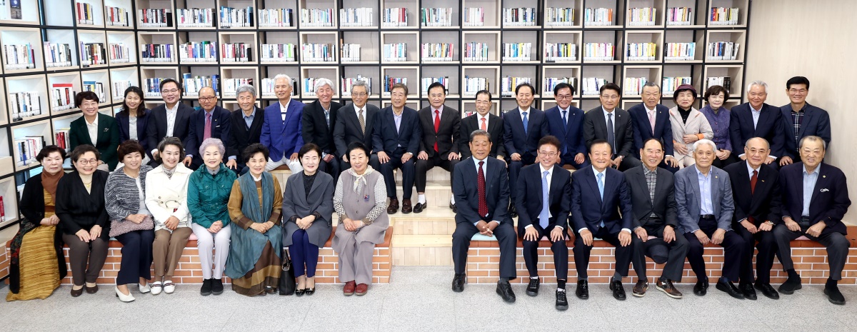 경북도는 19일 전직 민선 시장군수초청 간담회를 열었다.[경북도 제공]