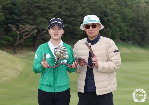 생일을 맞은 부친과 함께 우승 트로피를 들고 있는 최은우. [사진=KLPGA]