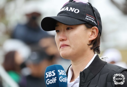 우승 인터뷰 도중 눈물을 흘리고 있는 최은우. [사진=KLPGA]