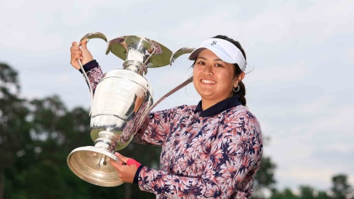 우승 트로피를 들고 포즈를 취한 릴리아 부. [사진=LPGA]