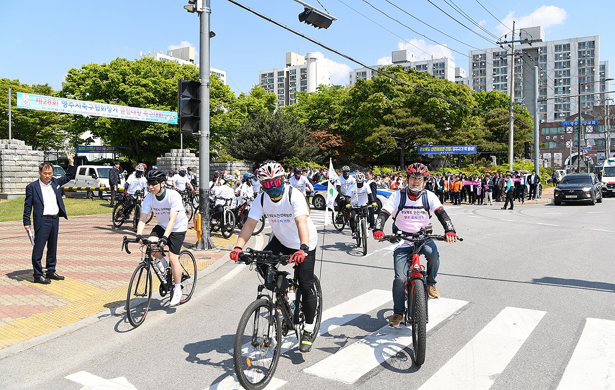 주시민들이 경북안전체험관 영주 유치를 위한 자전거 릴레이 퍼포먼스를 하고 있다. (영주시 제공)