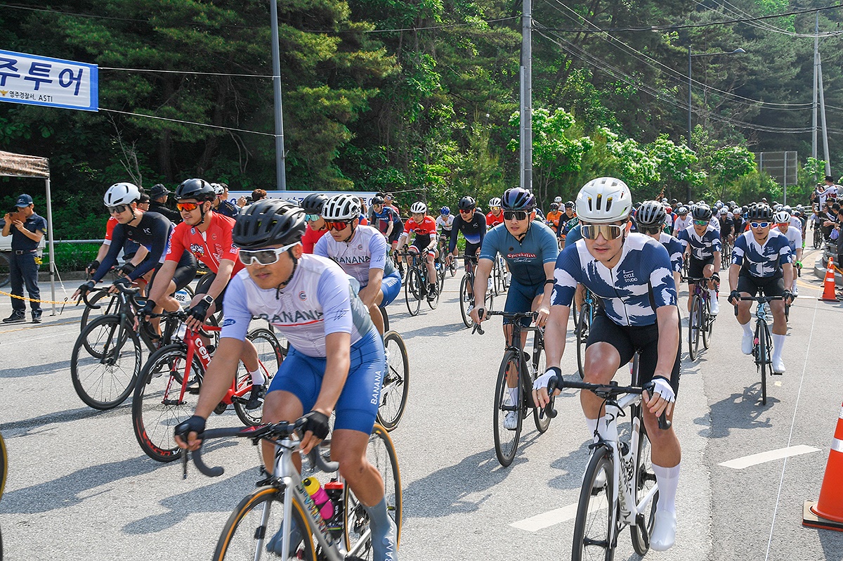 13일 영주시 일원에서 열린  '2023 마스터즈 사이클 영주투어'에서 참가선수들이 힘차게  페달을 밟고 있다. (영주시 제공)