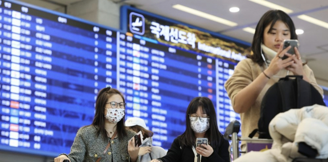 다양한 국적의 아시아인들이 인천국제공항 제1여객터미널에 입국하는 모습. [연합]