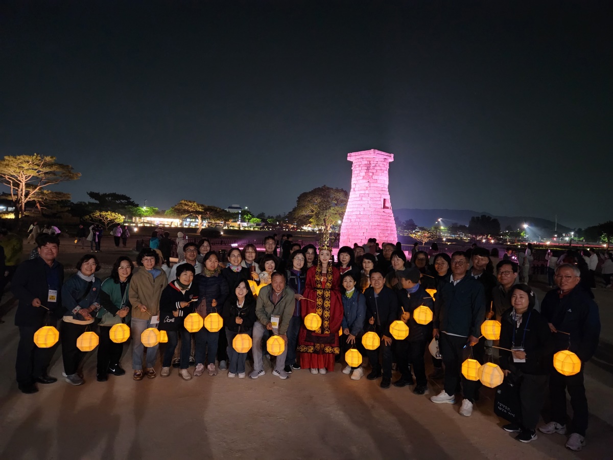지난 13일 열린 신라달빛기행 참가자들이 백등을 손에 들고 첨성대 앞에서 기념촬영을 하고 있다.[경주시 제공]