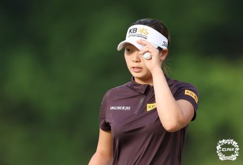 첫날 4언더파를 몰아쳐 공동 선두에 오른 방신실. [사진=KLPGA]