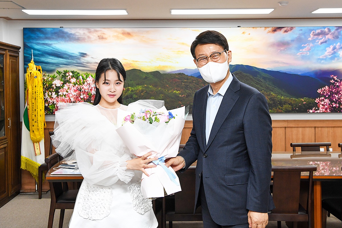 가수 김다연 양이 박남서 영주시장에게 고향사랑기부금 300만원을 전달한후 기념사진을 찍고있다(영주시 제공)