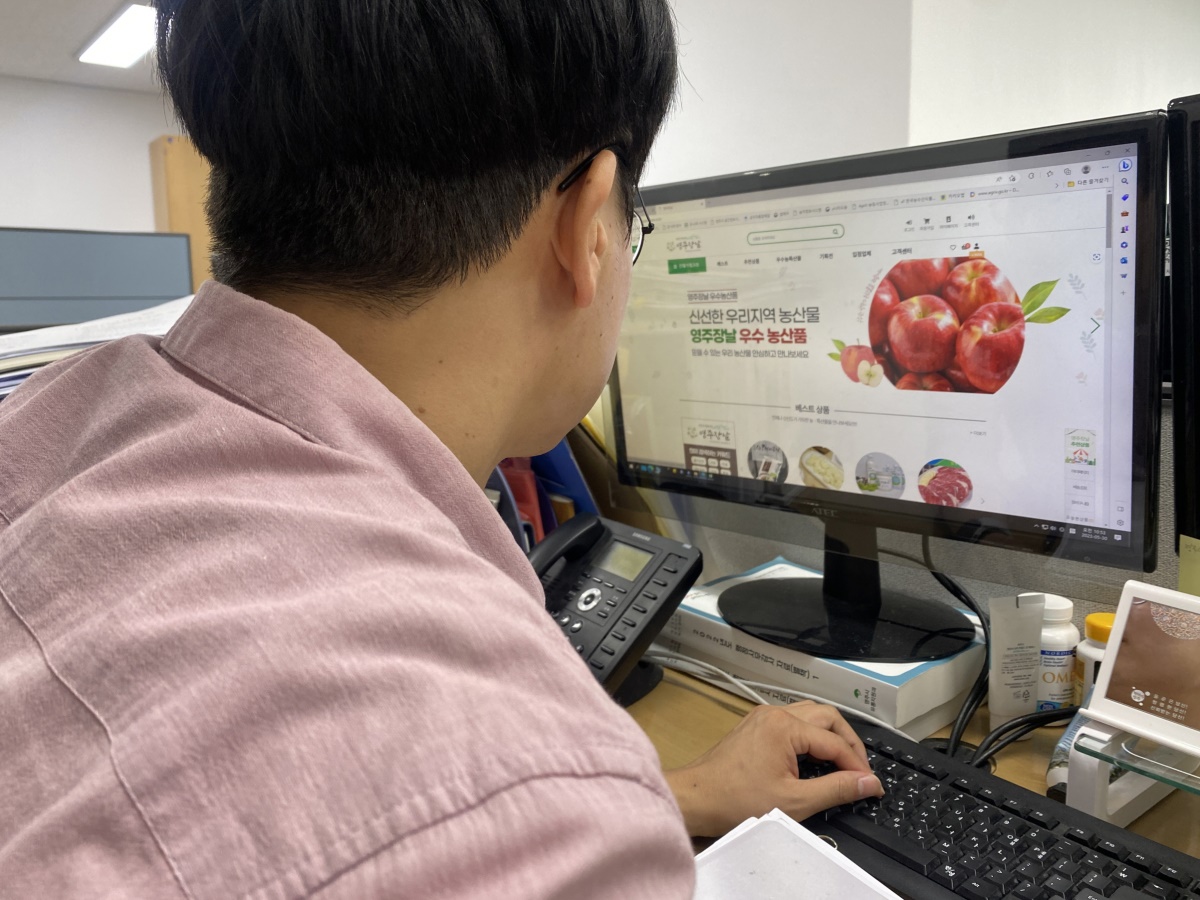 영주장날에서  온라인 쇼핑을 하고 있다(영주시 제공)